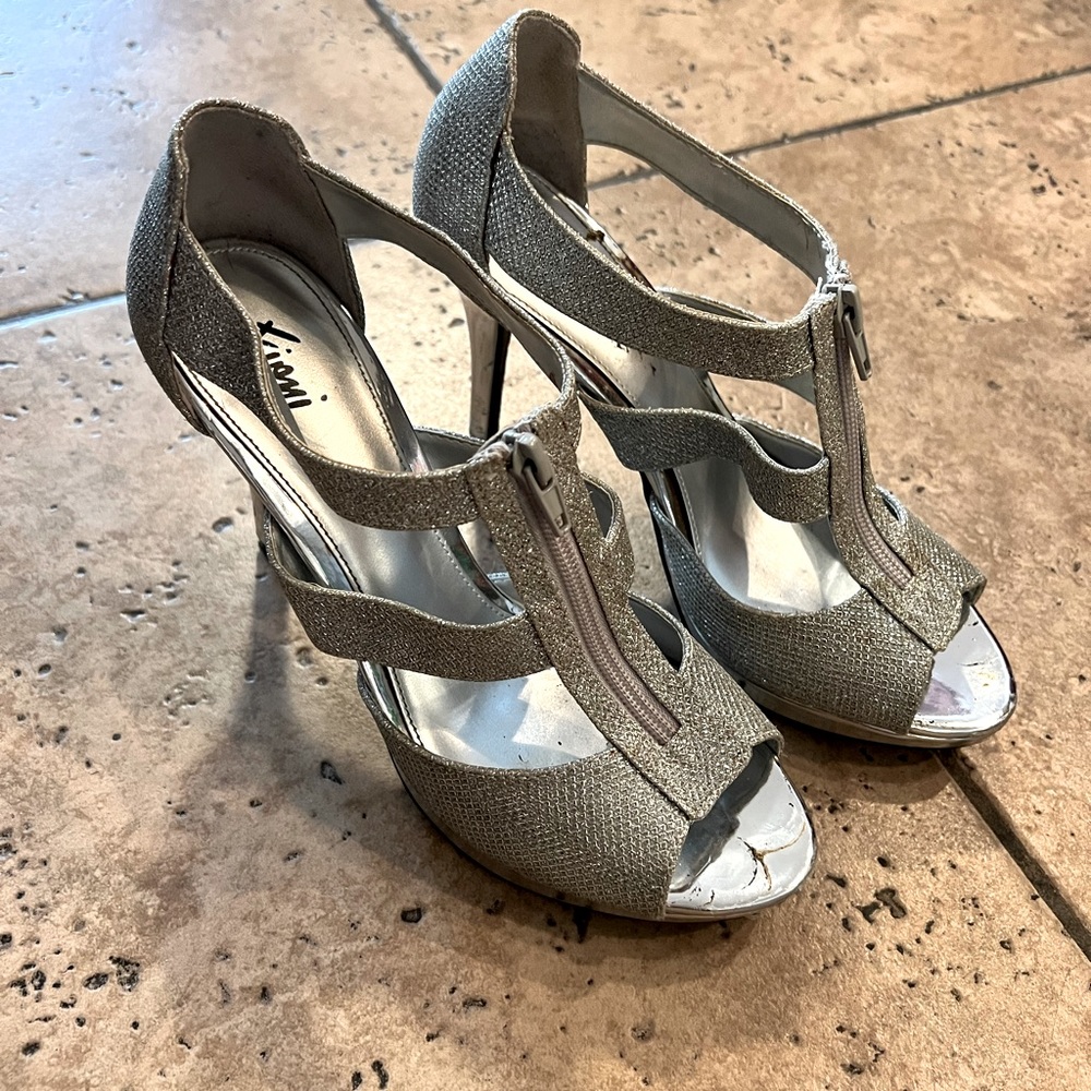 Fioni size 8.5 sliver sparkly high heel shoes